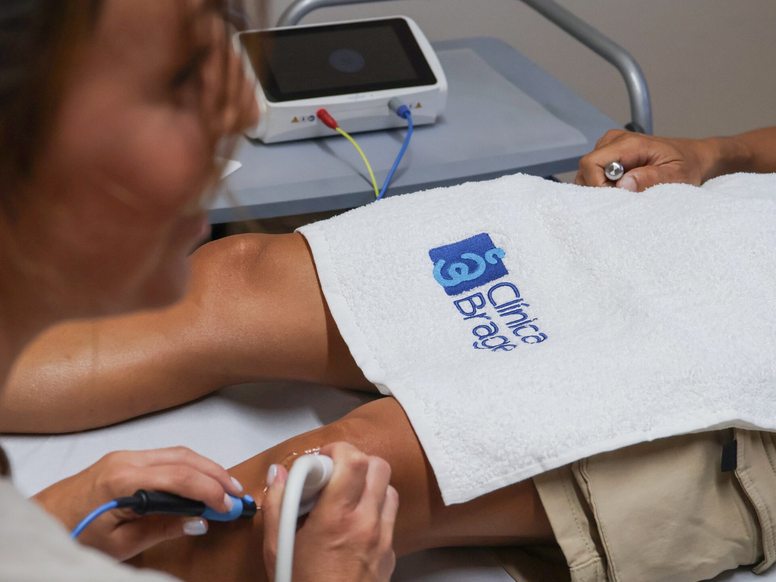 Sesión de EPI ecoguiada con equipo de electrólisis percutánea en Clínica Brage, Ferrol