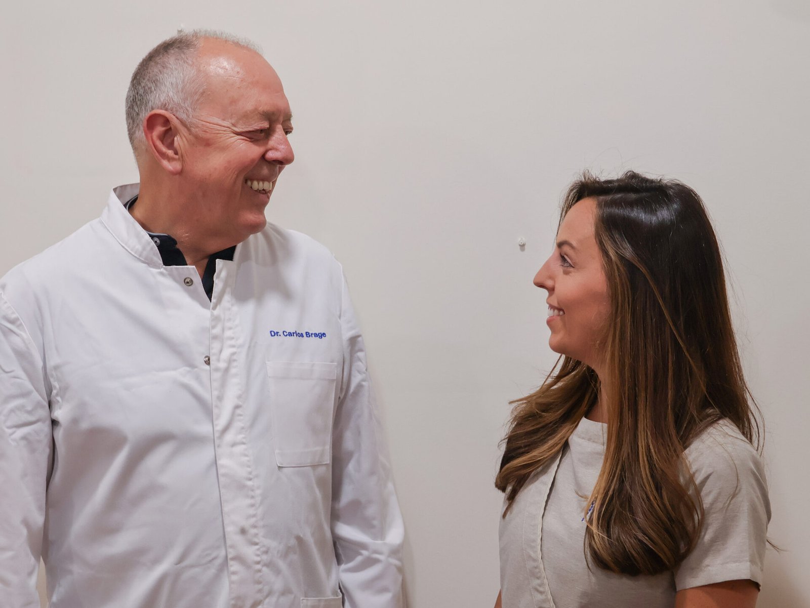 Dr. José Carlos Brage con su hija Carlota en Clínica Brage, Ferrol